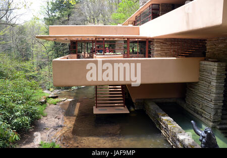 Datei - eine Datei Bild vom 9. Mai 2014 zeigt "Fallingwater", ein ehemaliges Haus und jetzt ein Museum in der Nähe von Pittsburgh, Pennsylvania, USA. Das Gebäude gilt als ein Meisterwerk von Frank Lloyd Wright, die 150 Jahre alt am 8. Juni 2017 gewesen wären. Foto: Chris Melzer/dpa Stockfoto