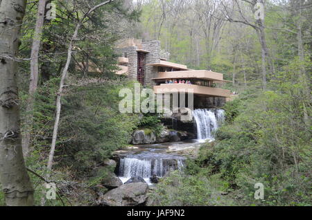 Datei - eine Datei Bild vom 9. Mai 2014 zeigt "Fallingwater", ein ehemaliges Haus und jetzt ein Museum in der Nähe von Pittsburgh, Pennsylvania, USA. Das Gebäude gilt als ein Meisterwerk von Frank Lloyd Wright, die 150 Jahre alt am 8. Juni 2017 gewesen wären. Foto: Chris Melzer/dpa Stockfoto