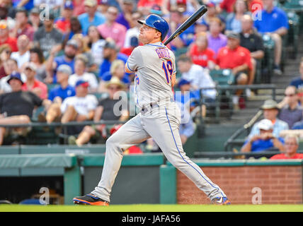 Arlington, Texas, USA. 6. Juni 2017. New York Mets Recht Fielder Jay Bruce #19 beobachtet, wie ein wäre Homerun ist gefangen, über den Zaun von Texas Rangers Center Fielder Jared Hoying #31 bei einem interleague MLB-Spiel zwischen den New York Mets und die Texas Rangers im Globe Life Park in Arlington, TX Texas besiegt New York 10-8 Albert Pena/CSM Credit: Cal Sport Media/Alamy Live News Stockfoto