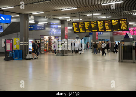 London, UK. 7. Juni 2017. Keine Spur von British Transport Police am Bahnhof London Cannon Street während der Rush Hour pendeln nach dem jüngsten Terrorangriff bei der London Bridge Credit: Keith Larby/Alamy Live News Stockfoto