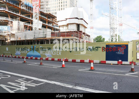 London UK. 7. Juni 2017. Graffiti-writing außen Waterloo Station liest "Hat Boris Johnson verkaufen die ganze Stadt an dem günstigsten Bieter" Credit: Amer Ghazzal/Alamy Live-Nachrichten Stockfoto