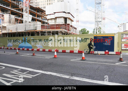 London UK. 7. Juni 2017. Graffiti-writing außen Waterloo Station liest "Hat Boris Johnson verkaufen die ganze Stadt an dem günstigsten Bieter" Credit: Amer Ghazzal/Alamy Live-Nachrichten Stockfoto