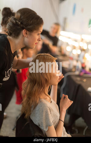 London, UK. 6. Juni 2017. Graduate Fashionweek Backstage bei Ravensbourne Credit: Kathrin Werner/Alamy Live-Nachrichten Stockfoto