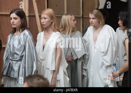 London, UK. 6. Juni 2017. Graduate Fashionweek Backstage bei Ravensbourne Credit: Kathrin Werner/Alamy Live-Nachrichten Stockfoto