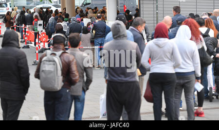 Zahlreiche Menschen stehen in der Schlange vor der Ausländerbehörde in Frankfurt Am Main, Deutschland, 7. Juni 2017. Die Ausländerbehörde ist die zentrale Abteilung für Ausländer Angelegenheiten der Stadt Frankfurt am Main. Lange vor den Öffnungszeiten des Büros beginnen die Menschen Schlange stehen. Foto: Arne Dedert/dpa Stockfoto