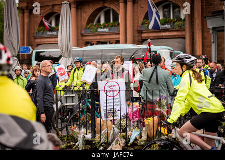 Edinburgh, UK. 7. Juni 2017. Radfahrer versammelten sich am 08:30 am Mittwoch, 7. Juni 2017 in Edinburgh, Schottland, Medizinstudent Zhi Min Soh mit einer Schweigeminute und des Pfeifers Klagelied zu gedenken. Sie starb eine Woche früher als ihr Rad in den Straßenbahnschienen auf Shandwick Place, Edinburgh erwischt auf. Bildnachweis: Andy Catlin/Alamy Live-Nachrichten Stockfoto