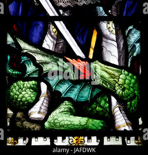 Saint George und der Drache Glasmalerei Detail, Holy Trinity Church, Deanshanger, Northamptonshire, England, UK Stockfoto