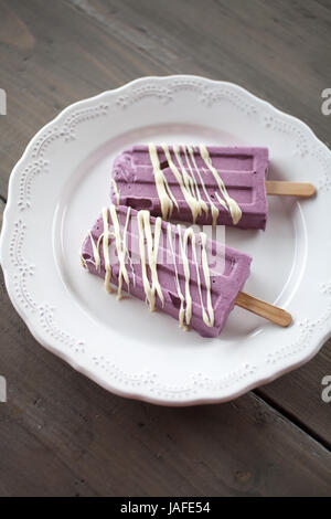 Heidelbeer-Eis mit weißer Schokolade Stockfoto