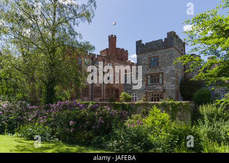 Ruthin Castle Hotel und Gärten, erbaut Ende des 13. Jahrhunderts von Dafydd ap Gruffydd, der Bruder des Prinzen Llywelyn ap Gruffudd Stockfoto