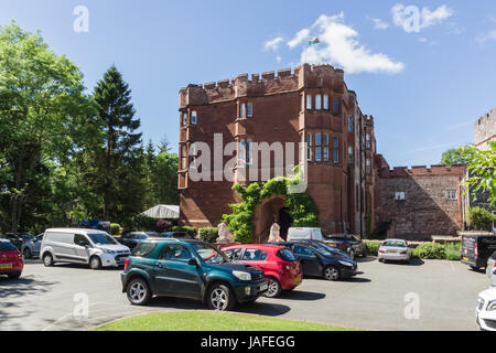 Ruthin Castle Hotel und Gärten, erbaut Ende des 13. Jahrhunderts von Dafydd ap Gruffydd, der Bruder des Prinzen Llywelyn ap Gruffudd Stockfoto