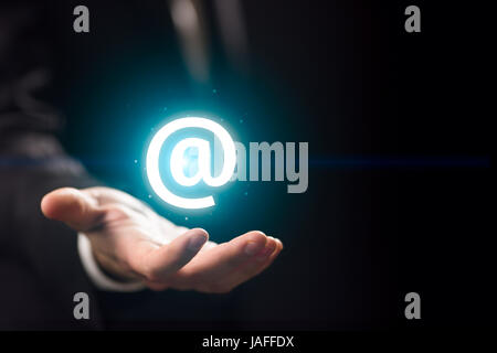 Hand des Mannes hält Internet-Schild Stockfoto