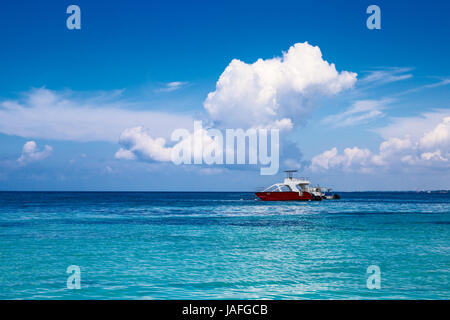 Boote in der Karibik. Ein gesättigter blauer Himmel, Wolken und das Meer. Dominikanische Republik Stockfoto