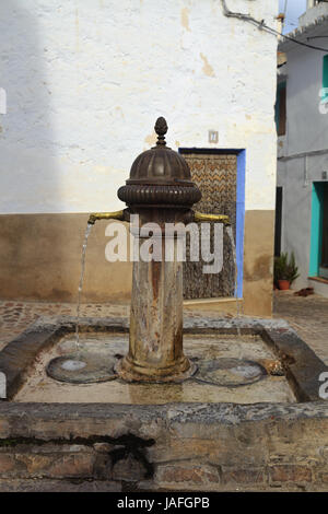 Wasser-Brunnen auf dem Platz in Ain ein Bergdorf im Parque Natural Serra d'Espada in der Provinz Castellon, Spanien Stockfoto