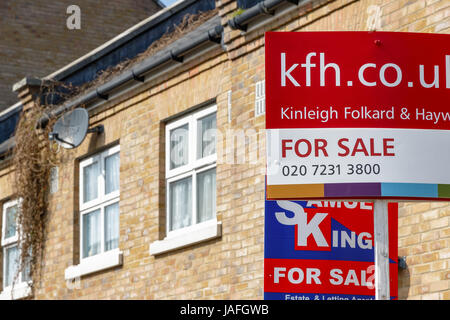 London, UK - 27. März 2017 - For Sale Zeichen außerhalb eines englischen townhouse Stockfoto