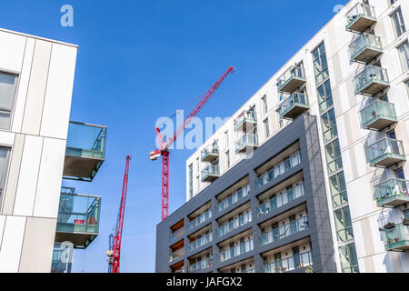 Fassade von einer modernen Wohnung mit bauen Kräne im Hintergrund Stockfoto