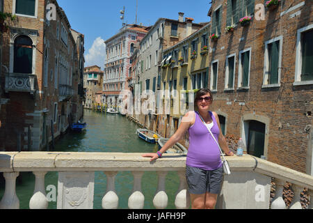 Frau schwanger Touristen haben Beautoful Urlaubszeit in Venedig Italien Stockfoto