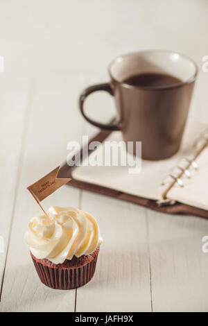 Väter-Tag-Konzept. Köstliche kreative Cupcake, Krawatte auf Tisch. Stockfoto