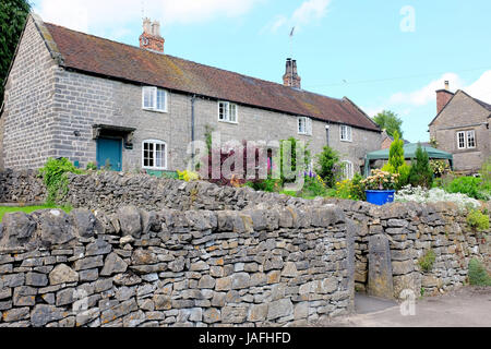 Tissington, Derbyshire, UK. 31. Mai 2017.  Der Dorfteich und Grün in der Mitte des Dorfes am Tissington in Derbyshire Countryside. Stockfoto