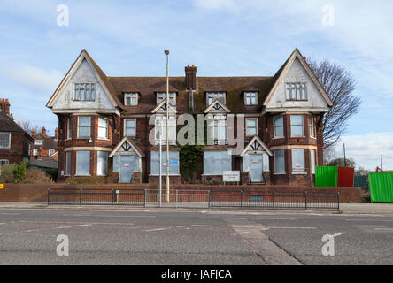 Swanton Haus Center community Group Center jetzt verlassene und durch für den Abriss mit Brettern vernagelt die Fenster Stahl security Panels unter Windows. Ashford, Kent Stockfoto