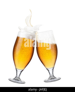 zwei Gläser Bier Toasten Splash isoliert auf weißem Hintergrund zu schaffen. Cheers. Paar Bier Becher Toast machen. Bier auf. Goldenen Bier-Spritzer Stockfoto