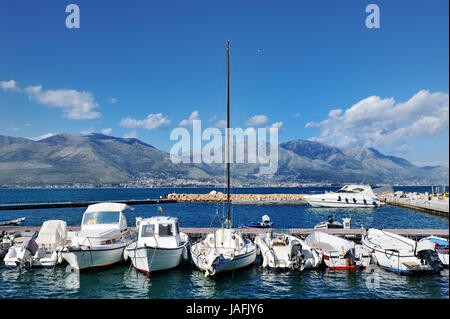 Weiße Boote im Meer des Hafens von Gaeta, Latium, Italien Stockfoto