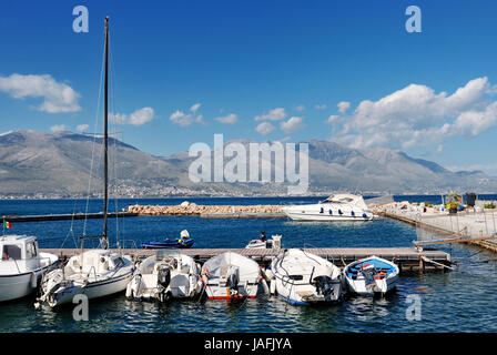 Weiße Boote im Meer des Hafens von Gaeta, Latium, Italien Stockfoto