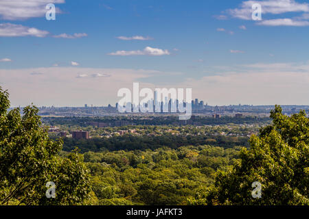 Sehen Sie sich auf niedrigere Manhatten aus der Ferne sah aus wie eine Insel in den Wäldern von New Jersey Stockfoto