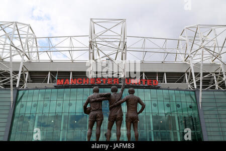 Eine Statue von Manchester United "Heilige Dreifaltigkeit" von Sir Bobby Charlton, George Best und Denis Law außerhalb des Stadions vor dem Spiel Stockfoto