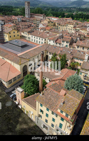 Die Stadt Lucca von der Guinigi Turm gesehen Stockfoto