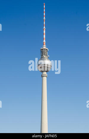 BERLIN - März 16: Fernsehturm ist ein Fernsehturm in der Innenstadt am 16. März 2013 in Berlin. Der Turm wurde von der Regierung der Deutschen Demokratischen Republik zwischen 1965 und 1969 gebaut. Mit seiner Höhe von 368 Metern ist es das höchste Bauwerk in Deutschland. Stockfoto