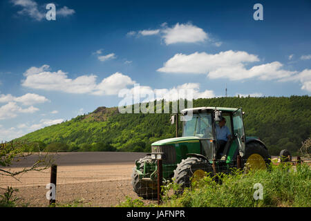 Großbritannien, England, Shropshire, wenig Wenlock, Bauer Feld unter The Wrekin Eggen Stockfoto