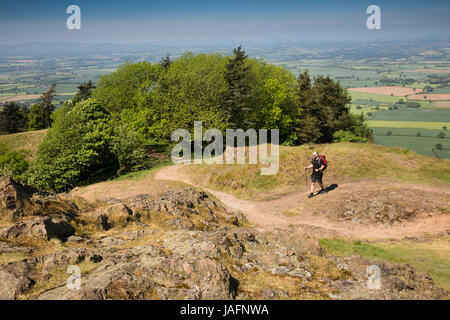 Großbritannien, England, Shropshire, The Wrekin, Walker auf Shropshire Weg Pfad südlich Ostgrat Stockfoto