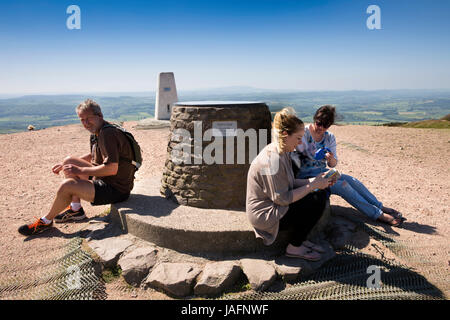 Zeigen Sie Wrekin, Besucher durch die Orientierungstafel entworfen von Gerry Powell Ruhe- und trig, Shropshire, England, UK Stockfoto