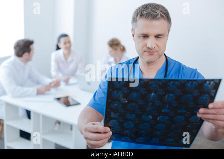 Magnet-Resonanz-Bild zu prüfen. Konzentrierte Reife erfahrene Neurologen arbeiten im Labor und untersuchen Mrt-Scan-Ergebnisse beim Kollegen Hotelteam Stockfoto