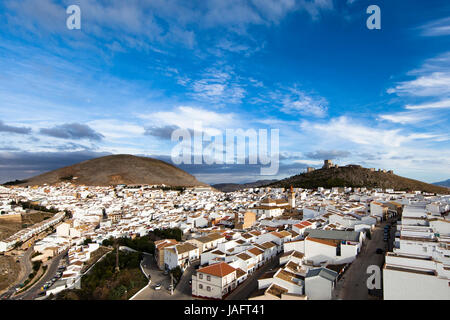 Altstadt von Teba mit Castillo De La Estrella, Provinz Malaga, Andalusien, Spanien Stockfoto