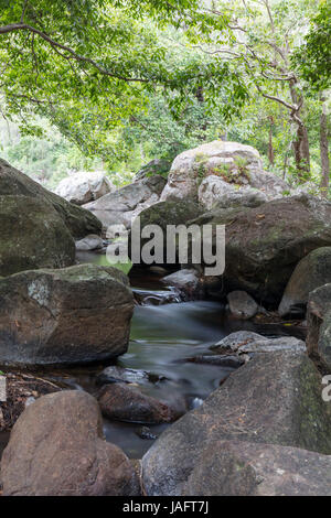 Granit Kugeln in den Jourama River, Paluma Range Nationalpark, Queensland, Australien Stockfoto