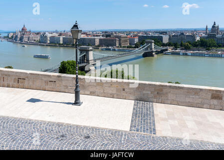 Blick auf Donau, Kettenbrücke und Parlament von Buda auf der Suche nach Pest, Budapest, Ungarn Stockfoto