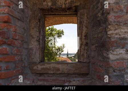 Blick auf Donau und Freiheitsbrücke aus rotem Backstein Fenster, Budapest, Ungarn Stockfoto