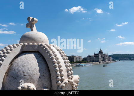 Parlamentsgebäude von Margit Hid Brücke über die Donau, Budapest, Ungarn aus gesehen Stockfoto