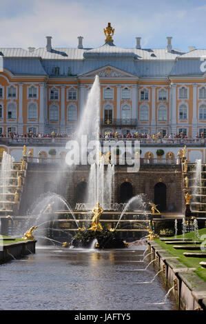 Brunnen der Große Kaskade am Schloss Peterhof, Peterhof, in der Nähe von St. Petersburg, Rußland, Europa Stockfoto