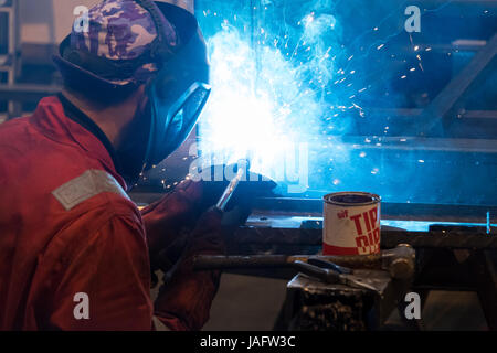 Fabrikarbeiter, Schweißen in einer Produktionsanlage. Stockfoto