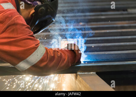 Fabrikarbeiter, Schweißen in einer Produktionsanlage. Stockfoto