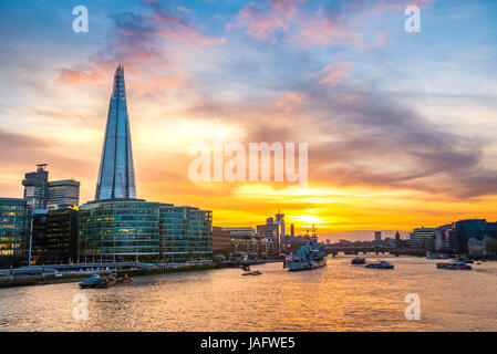 Skyline von Büro Komplex mehr London Riverside, The Shard, Thames bei Sonnenuntergang, Southwark, London, England, Vereinigtes Königreich Stockfoto