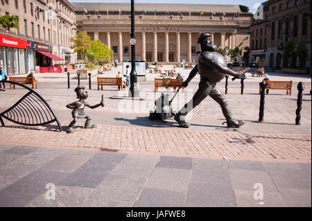 Die Statue von Desperate Dan in Dundee Stadtzentrum neben einer Statue von Beano Charakter, Minnie die Minx. Dundee, Schottland. Stockfoto