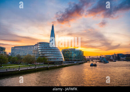 Riverside promenade auf der Themse, Potters Fields Park Skyline des Bürokomplexes mehr London Riverside, London City Hall Stockfoto