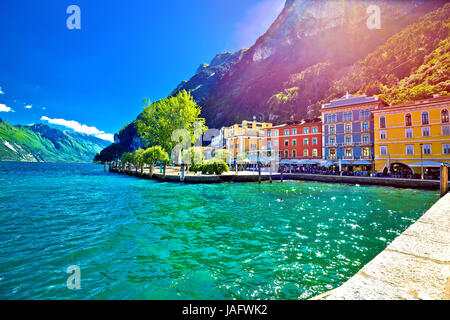 Riva del Garda Uferpromenade Blick bei Sonnenuntergang, Lago di Gada, Region Trentino-Südtirol in Italien Stockfoto