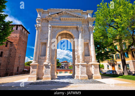 Arco dei Gavi historische Wahrzeichen in Verona am Blick auf den Fluss Adige, touristische Destination in Veneto Region von Italien Stockfoto