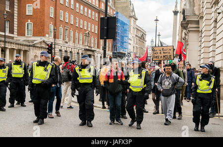 Die Polizisten der Metropole begleiten Anhänger der Bewegung "Unite Against Fascism", die gegen eine EDL-Kundgebung im Zentrum von London, Großbritannien demonstrieren. Stockfoto