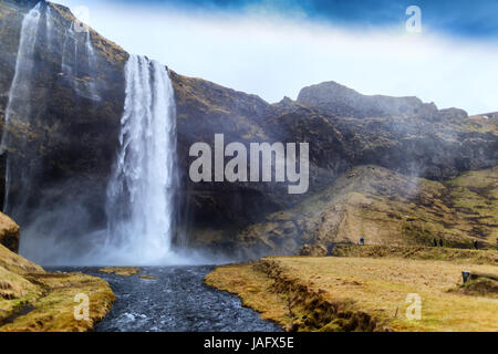 Berühmte Seljalandsfoss ist einer der schönsten Wasserfälle auf der Island. Es befindet sich im Süden der Insel. Stockfoto