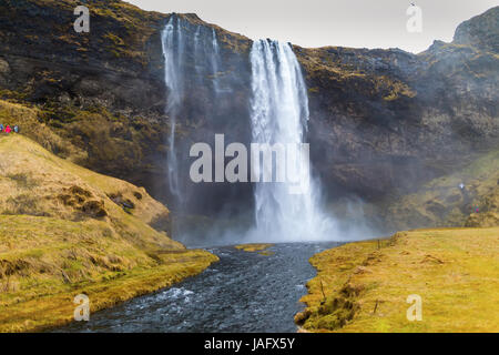 Berühmte Seljalandsfoss ist einer der schönsten Wasserfälle auf der Island. Es befindet sich im Süden der Insel. Stockfoto